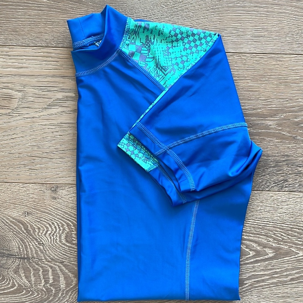 NWOT Rash Guard-M - Picture 4 of 5